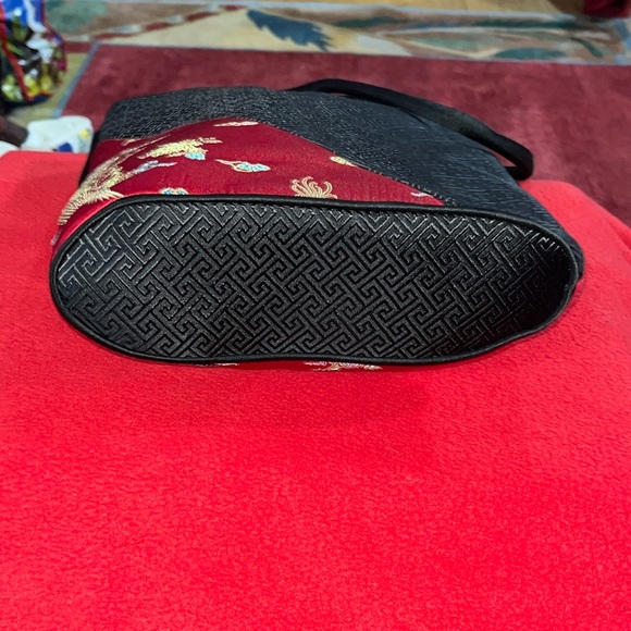 Elegant Black and Red Shoulder Bag - Picture 8 of 9